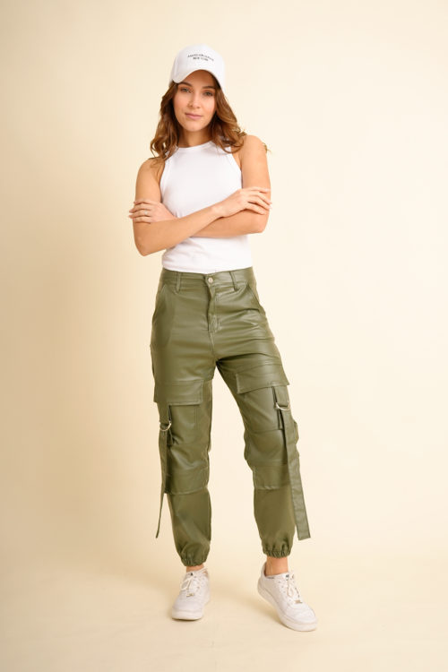 Pantalones con discount bolsillos al costado