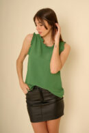 Musculosa Poly Saten Con Volados En El Cuello Y Manga Libra
