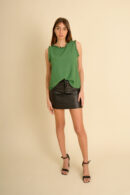 Musculosa Poly Saten Con Volados En El Cuello Y Manga Libra