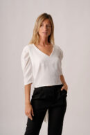 Remera Cey Liso Cuello V Manga 3/4 Hombro Fruncido Boton Atras Y Para Atar Venzo