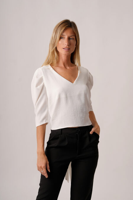 Remera Cey Liso Cuello V Manga 3/4 Hombro Fruncido Boton Atras Y Para Atar Venzo
