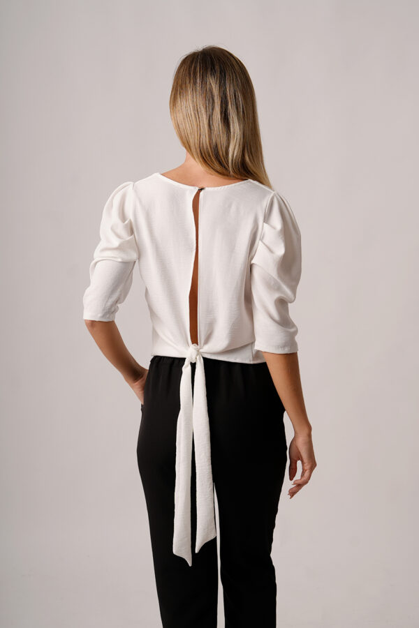 Remera Cey Liso Cuello V Manga 3/4 Hombro Fruncido Boton Atras Y Para Atar Venzo