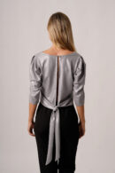 Remera Cey Foil Cuello V Manga 3/4 Hombro Fruncido Boton Atras Y Para Atar Nika