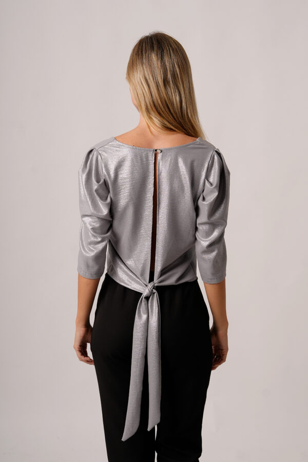 Remera Cey Foil Cuello V Manga 3/4 Hombro Fruncido Boton Atras Y Para Atar Nika