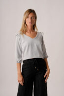 Remera Cey Liso Cuello V Manga 3/4 Hombro Volado Boton Atras Y Para Atar Kali