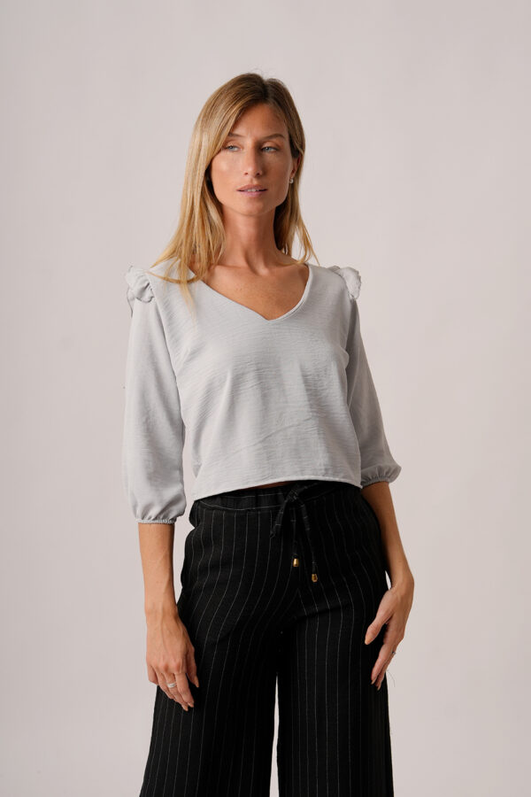 Remera Cey Liso Cuello V Manga 3/4 Hombro Volado Boton Atras Y Para Atar Kali