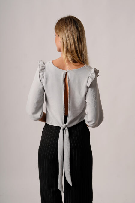Remera Cey Liso Cuello V Manga 3/4 Hombro Volado Boton Atras Y Para Atar Kali - Imagen 3
