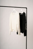 Sweater Cuello V Lentejuelas En Las Mangas Rebecca