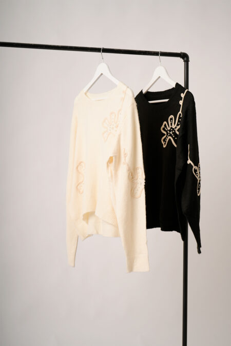 Sweater 2 Flores Con Perlas Delanteros Y En Las Mangas Luciana - Imagen 2