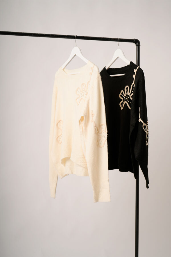 Sweater 2 Flores Con Perlas Delanteros Y En Las Mangas Luciana