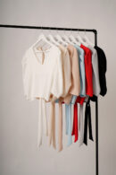 Remera Cey Liso Cuello V Manga 3/4 Hombro Fruncido Boton Atras Y Para Atar Venzo