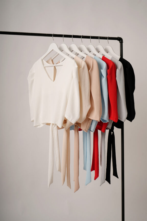 Remera Cey Liso Cuello V Manga 3/4 Hombro Fruncido Boton Atras Y Para Atar Venzo