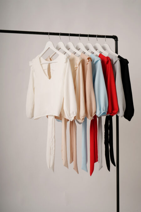 Remera Cey Liso Cuello V Manga 3/4 Hombro Volado Boton Atras Y Para Atar Kali - Imagen 2