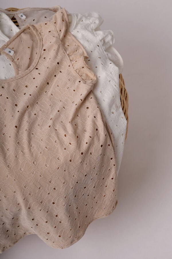 Musculosa Con Gota Broderie Punto Flor Grande Elina