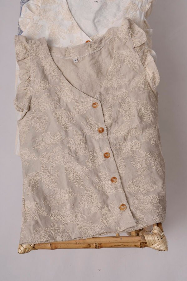 Musculosa Volado Con Botones Lino Broderie Hana