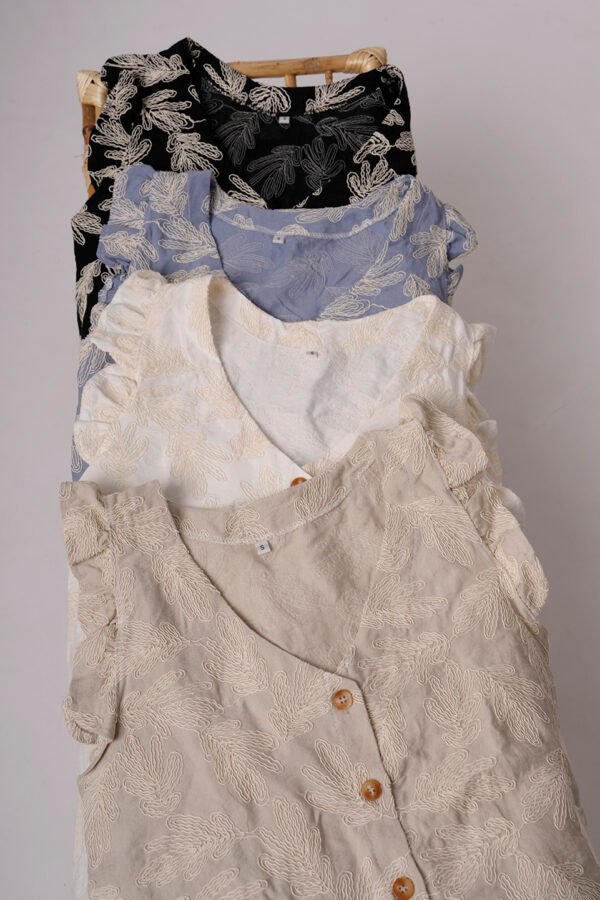 Musculosa Volado Con Botones Lino Broderie Hana