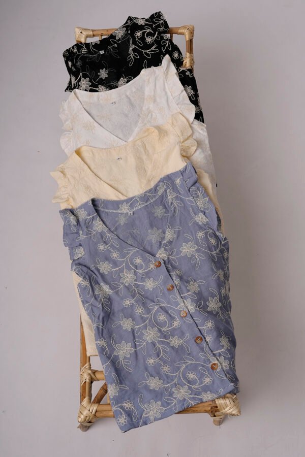 Musculosa Volado Con Botones Lino Broderie Camelia