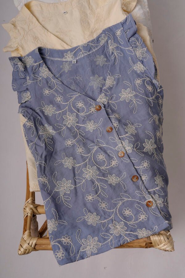 Musculosa Volado Con Botones Lino Broderie Camelia