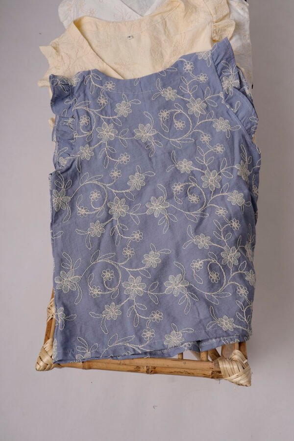 Musculosa Volado Con Botones Lino Broderie Camelia