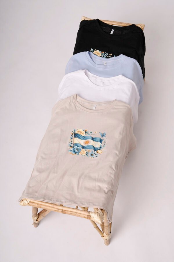 Remera Boxy Algodon Jersey 24/1 Bandera Argentina Floreada En El Medio En DTF "PATRIA"