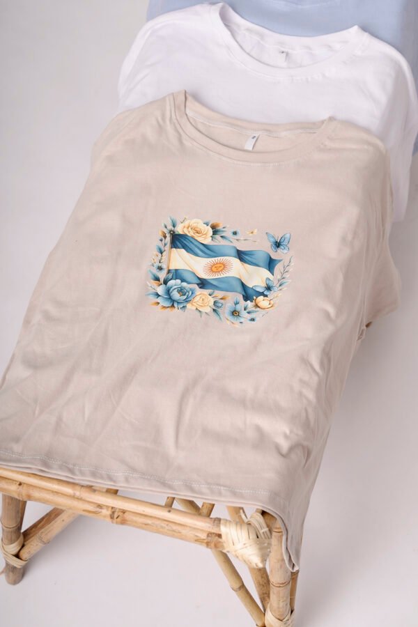 Remera Boxy Algodon Jersey 24/1 Bandera Argentina Floreada En El Medio En DTF "PATRIA"