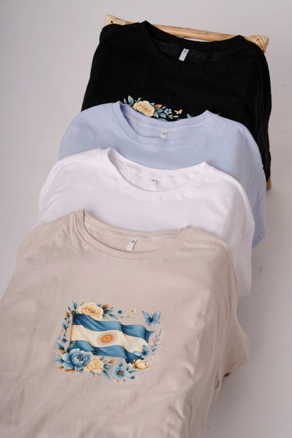 Remera Boxy Algodon Jersey 24/1 Bandera Argentina Floreada En El Medio En DTF "PATRIA"