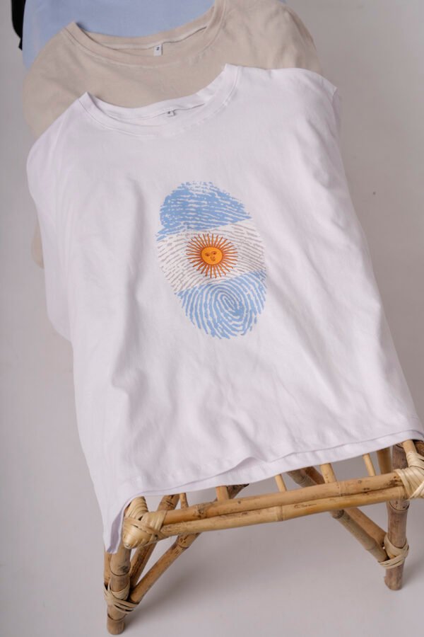 Remera Boxy Algodon Jersey 24/1 Estampa Huella Bandera Argentina "HUELLA"
