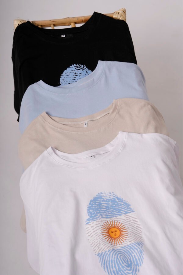 Remera Boxy Algodon Jersey 24/1 Estampa Huella Bandera Argentina "HUELLA"