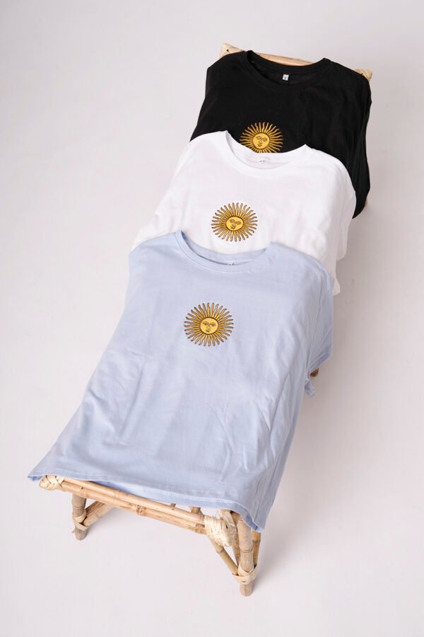 Remera Boxy Algodon Jersey 24/1 Sol De Mayo En El Medio Bordado "MAYO"