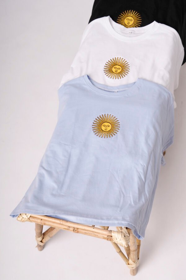 Remera Boxy Algodon Jersey 24/1 Sol De Mayo En El Medio Bordado "MAYO"