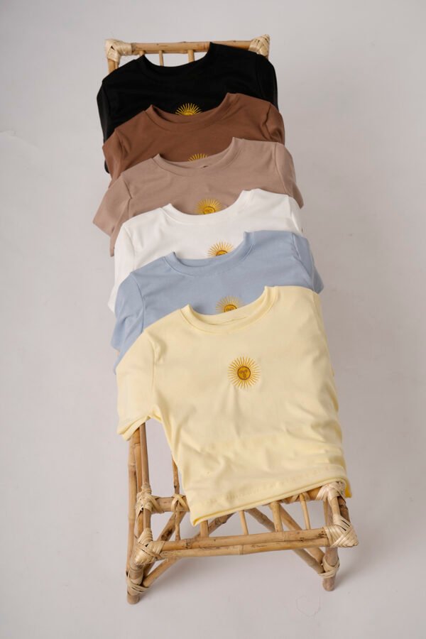 Top Ribb Manga Corta Cuello Redondo Sol De Mayo Bordado En El Medio "ARUBA"