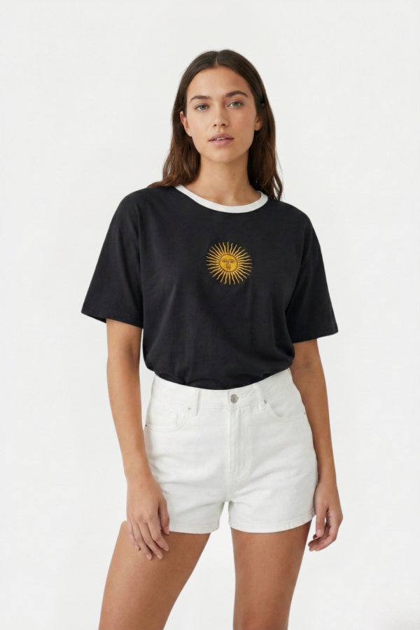 Remera Boxy Ribb Sol De Mayo En El Medio Bordado "CIUDAD"