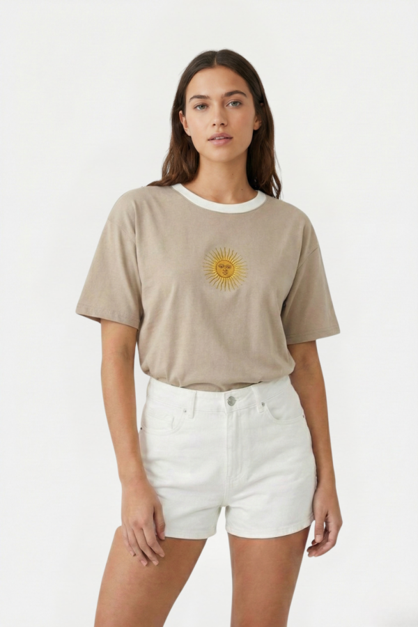 Remera Boxy Ribb Sol De Mayo En El Medio Bordado "CIUDAD"