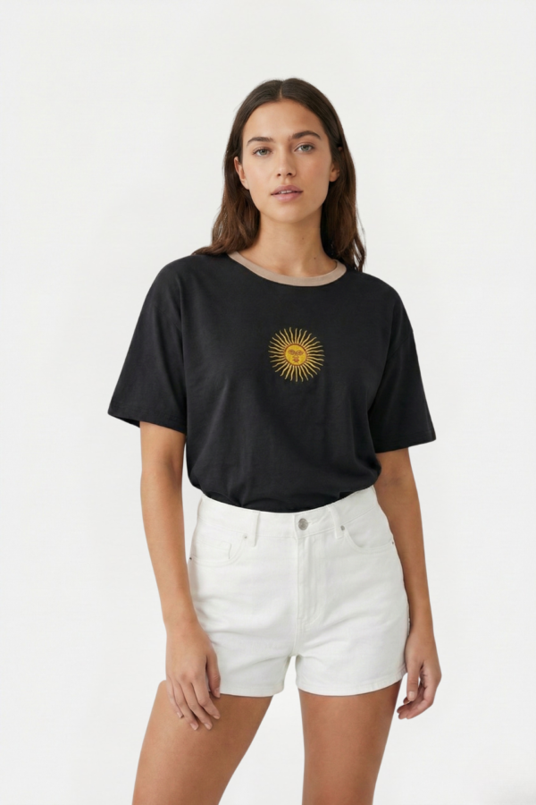 Remera Boxy Ribb Sol De Mayo En El Medio Bordado "CIUDAD"