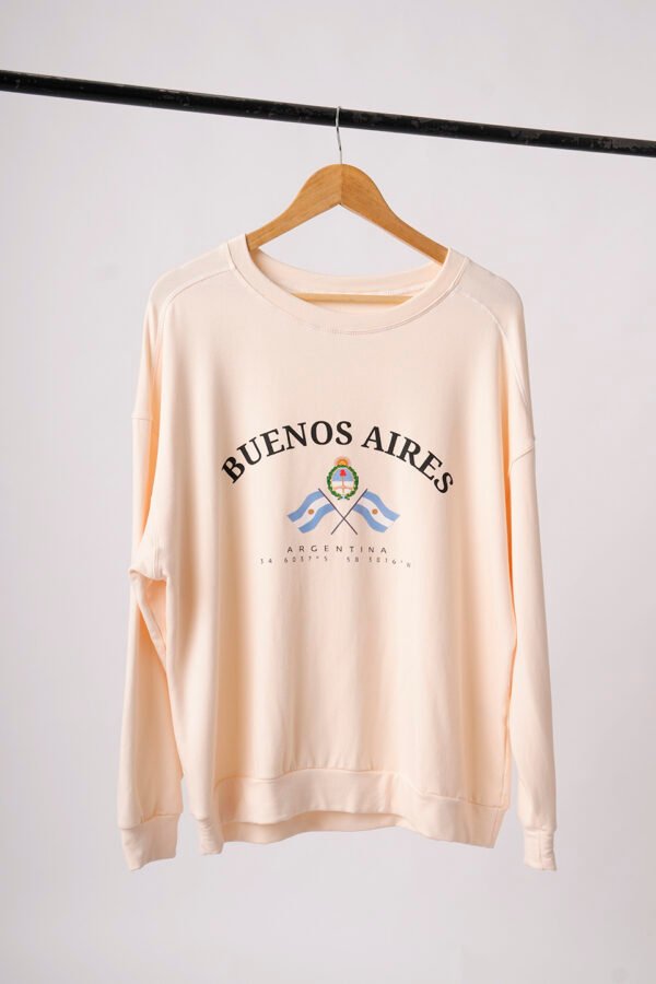Buzo Rustico Frisado Cuello Redondo Buenos Aires Escudo Y 2 Banderas En DTF "LENA"